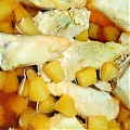 Курица в ананасах с овощами