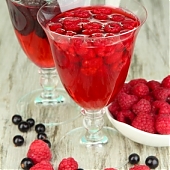 Летний прохладительный напиток из ягод