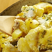 Рыба, тушенная с овощами в горшочке